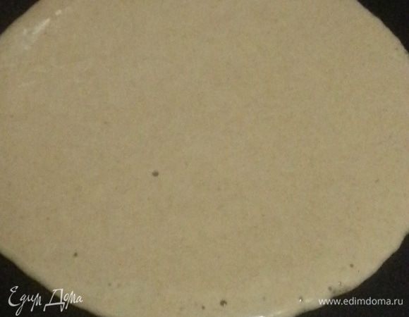 Разогреваем блинную сковородку (в моем случае с антипригарным покрытием), выливаем половник теста, если при приготовлении блином мы делаем вращательные движения, чтобы тесто растеклось, то сейчас этого делать не надо. Огонь уменьшаем...