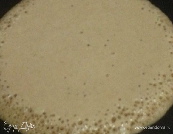 Через несколько секунд тесто по краям начинает "дышать".