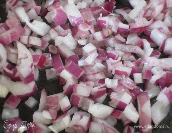 Лук (2 шт) почистить, мелко нарезать и обжарить на оливковом масле до прозрачности.