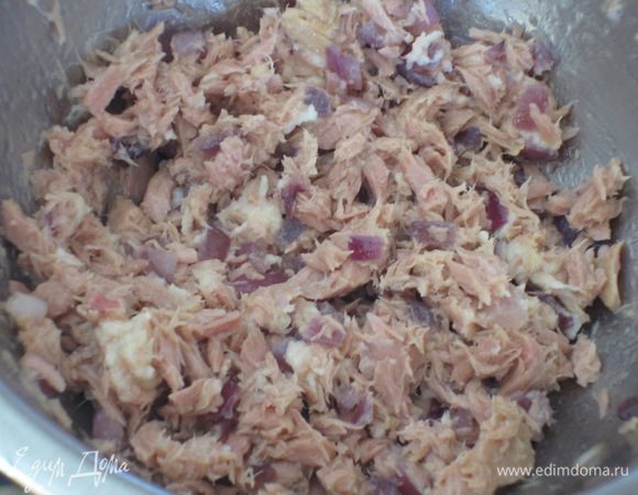 Тунец размять вилкой, добавить хорошо отжатый хлеб, лук, петрушку, соль, перец, перемешать.