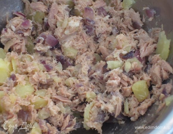 Картофель разрезать пополам и аккуратно вынуть мякоть (я это делаю кофейной ложечкой). Часть картофельной мякоти добавить к тунцу, перемешать.