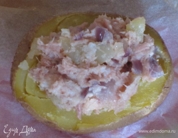 Выложить начинку в половинки картофеля, закрыть вторыми половинками, сбрызнуть оливковым маслом и выложить в форму с пергаментом.