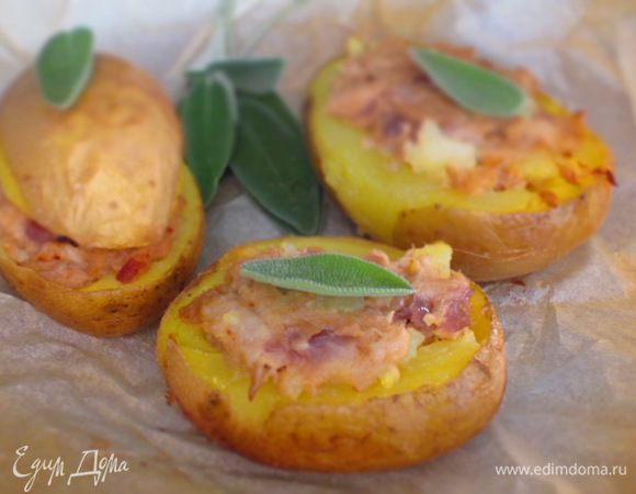 Оставшуюся луковицу нарезать на дольки и выложить вокруг картофеля. Влить 1 половник бульона, поперчить, накрыть фольгой и запекать в разогретой до 180 °С духовке 40 минут. Приятного аппетита:)