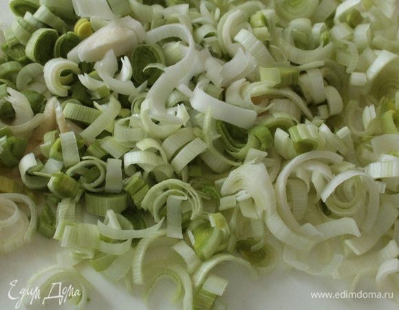 Лук порей нарезать полукольцами.