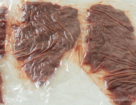 Кусочки печени достать из молока, откинуть на сито, что бы стекли излишки жидкости. Каждый кусочек аккуратно отбить с двух сторон через пленку, стараясь чтобы не было дырочек.