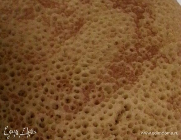 Обжариваем совсем чуть-чуть и переворачиваем на блюдо, смазывать маслом нет необходимости.