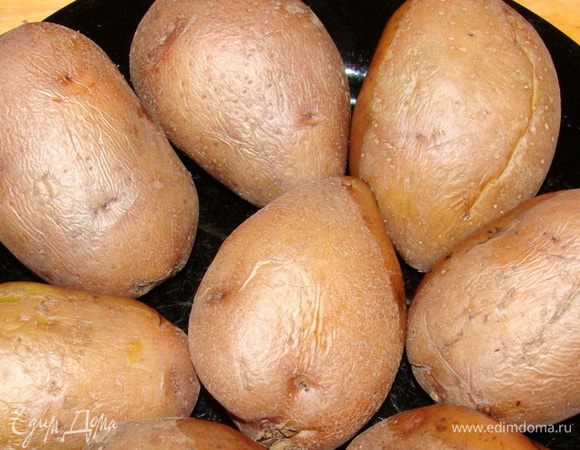 Итак, картофель должен быть одинакового размера и желательно как можно более правильной формы. Его надо помыть, отварить в мундире и остудить не до конца. 