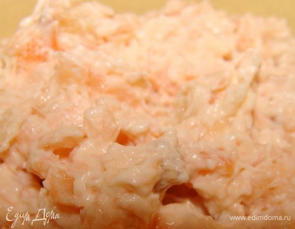 Такую картошку можно готовить и вовсе без начинки, тогда она может исполнить роль шикарного гарнира! Но я предложу вам два вида начинки. На фото рыбная. Готовить ее довольно просто. Надо взять 1 часть подкопченого лосося, 1/3 часть ананасов консервированных, 1/3 часть сушеных яблок (для компота), которые предварительно залить кипятком,1/3 часть консервированного лука. Измельчить все в бледере, я люблю чтобы остались маленькие кусочки. Смешать все с майонезом.