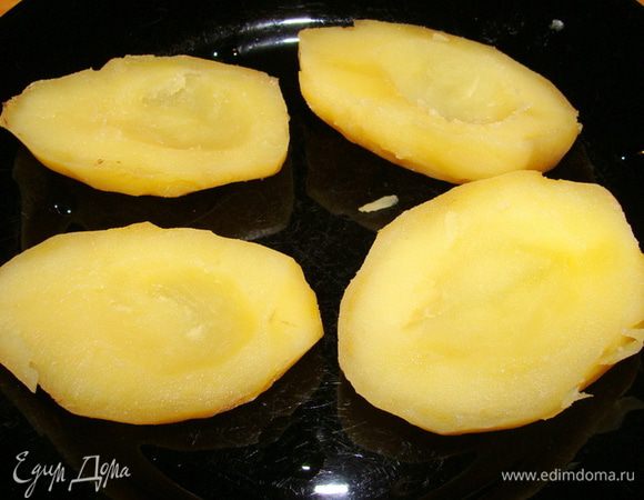 Очистить картофель от кожуры. Разрезать пополам, вынуть ч/ложкой аккуратно сердцевину.