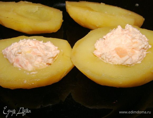 Положить горкой начинку в одну половинку, второй прикрыть сверху.