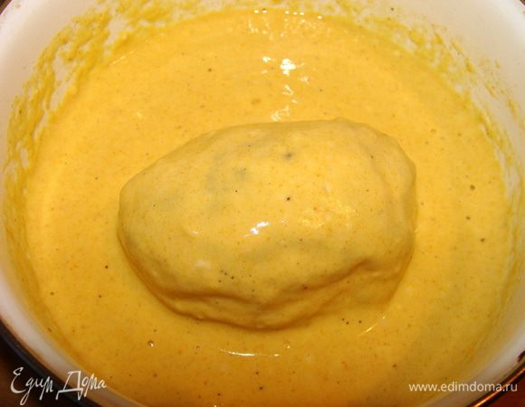 Сделать лизон из воды, муки, соли и куркумы. Куркуму конечно не обязательно добавлять, я ее очень люблю и цвет она придает. Помните, что картошка не соленая, только начинка, ПОЭТОМУ ЛИЗОН НУЖНО ПОСОЛИТЬ ДОВОЛЬНО СИЛЬНО. Обвалять картофелины в лизоне.