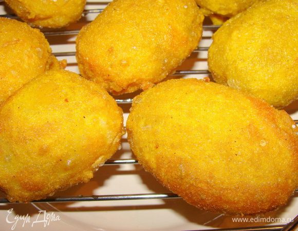 Разогреть масло для фритюра и обжарить картофель, до золотистого цвета. Получаются такие ровненькие красотули! Вынуть на решетку и через пару минут можно подавать. Остывшая она тоже очень вкусная!