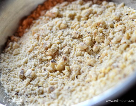 Форма диаметром 23 см. Первым делом обжарьте фундук в духовке, можно купить уже готовый очищенный и обжаренный фундук, и раздробите его в блендере не очень мелко,просейте к фундуку 20 грамм муки.