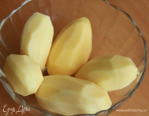 Картофель почистить и отварить в подсоленной воде до готовности. Воду слить. Картофель пюрировать с добавлением сливочного масла и молока (на свой вкус; не пишу конкретные цифры, т.к. количество молока и масла варьируется в зависимости от веса картофеля, его рассыпчатости, а также от ваших предпочтений; пюре должно быть не сухим и не слишком жидким).