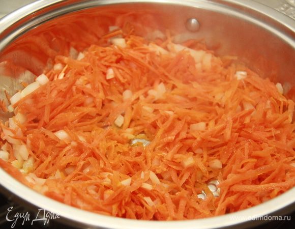 Морковь почистить и натереть на крупной тёрке, репчатый лук нарезать кубиком, лук-порей полукольцами.  На растительном масле обжарить морковь, репчатый лук, 