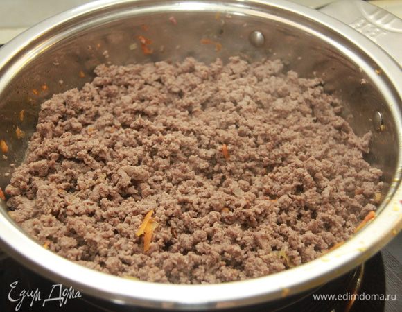 Добавить фарш, посолить, поперчить и обжаривать минут десять. Затем добавить мясной бульон (в крайнем случае кипяток) и потушить ещё минут 7. Добавить пару капель табаско, перемешать.