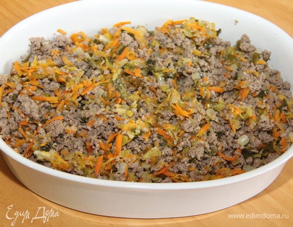 Мясо с овощами выложить в огнеупорную форму.