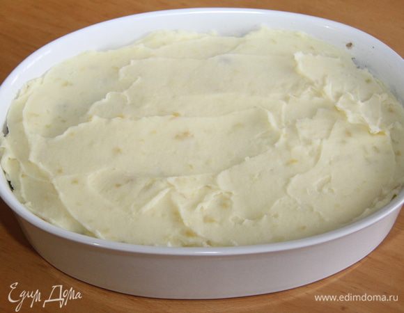 Сверху выложить картофельное пюре. Чтобы получился рисунок, прижать зубцы вилки, рядами, чередуя вертикально и горизонтально. 