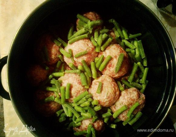 На дно глубокой кастрюли выкладываем небольшую часть капусты (ну или как в моем экспериментальном случае - стручковой фасоли). Влажными руками лепим из фарша тефтели, у меня они большие, около 10 см в диаметре) так уж у нас повелось :) Выкладываем тефтели в кастрюлю слоями, засыпая в промежутки нашинкованную капусту. Далее на дно кастрюли необходимо вылить 1 стакан любого рассола и поставить на слабый огонь, тушиться около 30 минут)