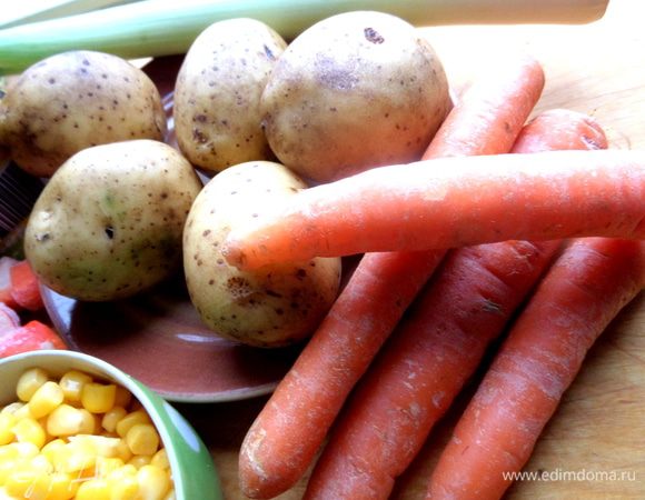 Картофель, морковь отварить в кожуре, остудить, очистить.