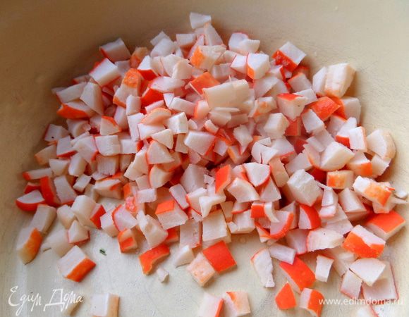 Крабовые палочки разморозить, нарезать мелко..., а можно и замороженные нарезать и они быстрее растают)))