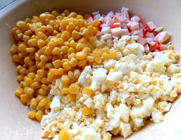 Соединить их с кукурузой и яйцами.