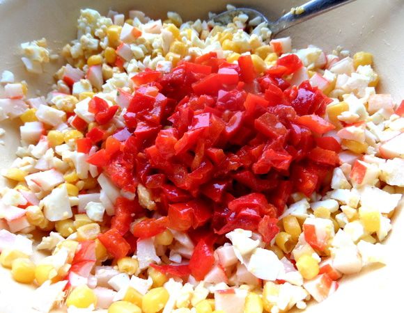 Вынимаем кусочки, даем стечь маслу и мелко крошим в салат. Он придаст лёгкую пикантность салатику, можно заменить маринованным огурчиком...