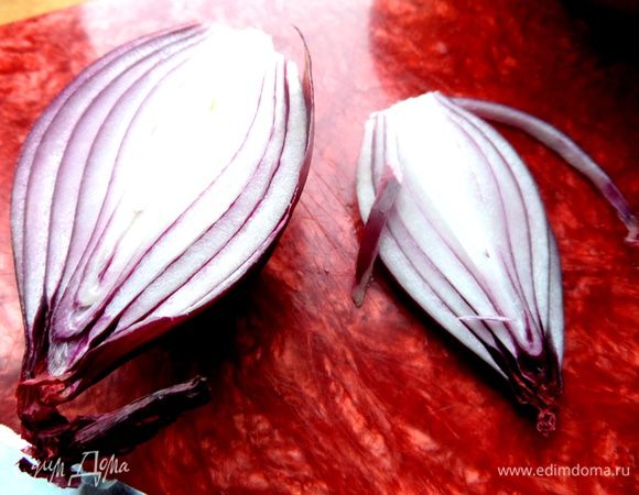 Половинку луковицы мелко нарезать.