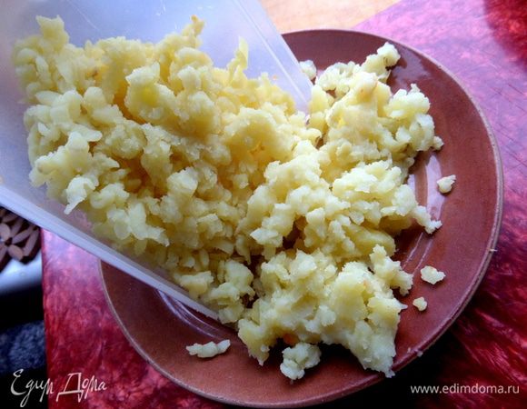 Картофель здесь играет роль пластилина..., кстати великолепно))), да и просто вкусно с ним!!!! Натираем на крупной тёрке.