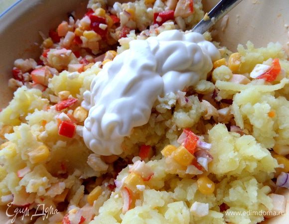 Итак все ингредиенты в сборе..., заправляем майонезом! Если нужно солим, перчим.