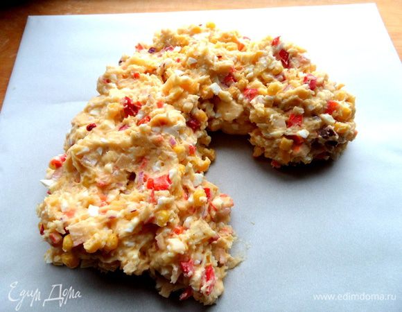 Мне нужна была основа для переноски,но без возврата... Взяла картонку, обернула пергаментом, зафиксировала снизу скотчем. Мольберт да и только))) Начинаем рисовать картину..., т.е. лепить коня)))