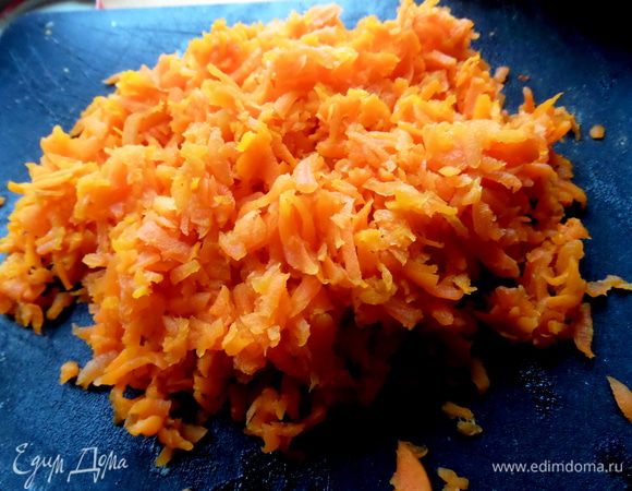 Морковь натираем на тёрке. Мне помогал сын в подготовке... Если останется лишняя морковка, ничего страшного, съедим со сметанкой)))