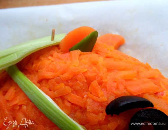 Вставляем морковные ушки, глазик из оливки.