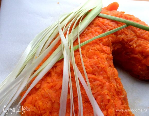 Белую часть порея надрезаем вдоль, затем с конца и надрываем такие тонкие полоски-волосы)))