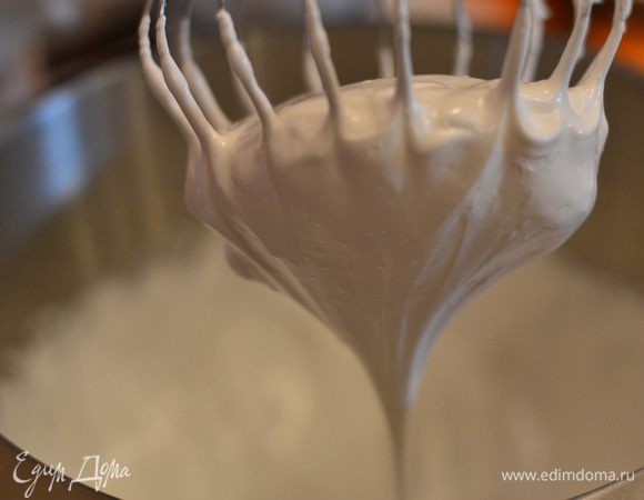 Включить духовку на температуру 220 градусов. Отделить белки от желтков. Желтки отправить в холодильник, белки взбить в пену, добавляя сахар, взбивать до устойчивых, но мягких пиков не менее 10 минут.