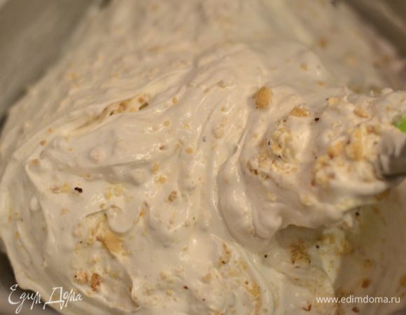 Ко взбитым белкам добавить фундук с просеянной мукой, лопаткой перемешать.