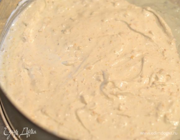 Чтобы не вырисовывать круги, взять форму, в которой мы будем собирать торт, положить ее на пергамент и выложить туда половину белково-фундучной массы, выровнять ложкой.