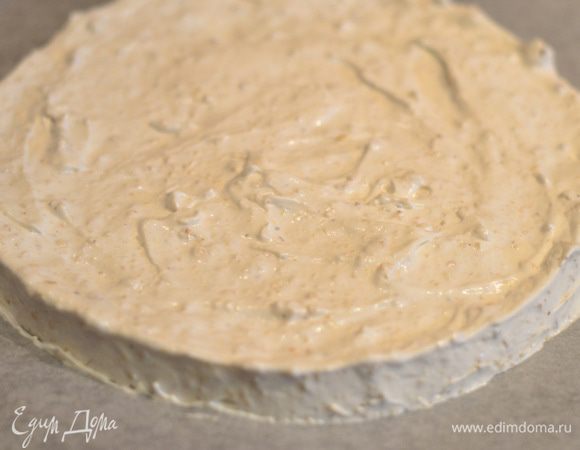 Выпечь два таких коржа при температуре 220 градусов 12 минут.