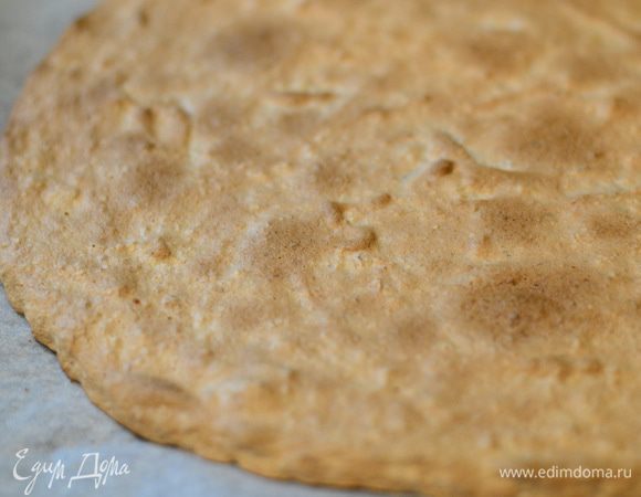 Готовые коржи остудить.