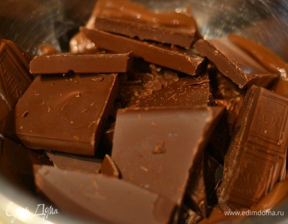 Готовим шоколадный мусс. Достаем из холодильника сливочный сыр маскарпоне, чтобы он стал комнатной температуры. На водяной бане растопить молочный шоколад. Остудить до комнатной температуры!