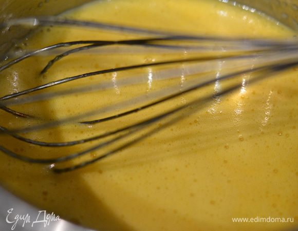 Желтки начнут немного пениться, но все время нужно мешать, чтобы желтки не сварились! Нам нужна всего лишь термообработка, вы должны попробовать пальцем, желтки должны быть очень горячими. Желтки термообрабатывались  приблизительно 5 минут.