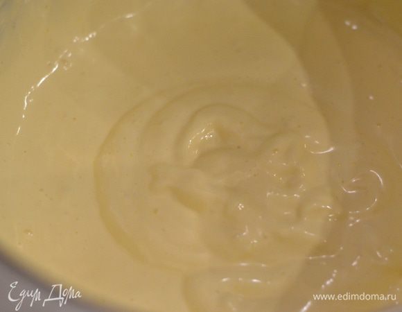 Снять с огня и взбить в очень легкую, пышную и белую массу, добавить ваниль, взбивать нужно около 15 минут до полного их охлаждения.