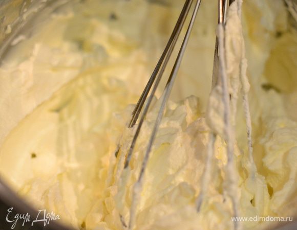 Теперь нужно взбить сливки до устойчивых пиков. Венчиком немного взбить маскарпоне в отдельной посуде и добавить к нему взбитые сливки, аккуратно перемешать.