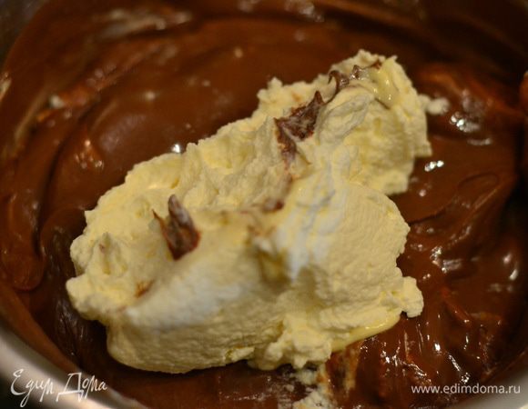 В остуженный молочный шоколад добавить немного взбитых сливок с маскарпоне, перемешать.