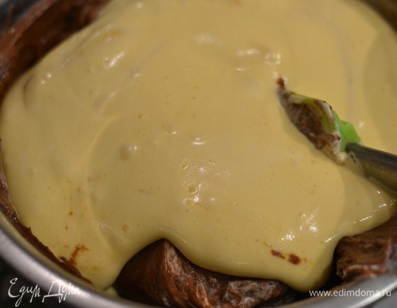 Туда же добавить немного яичного мусса, перемешать.