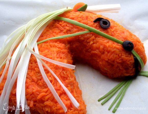 Чёлка тоже из надрезанного порея, закрепить также.