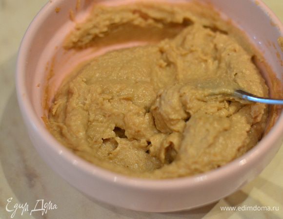 Теперь делим мусс на 2 части. Одна (большая) будет с арахисовой пастой, другая без. 