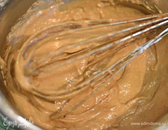 В большую часть крема добавить арахисовую пасту и перемешать до однородности. Сначала я добавила в пасту пару ложек шоколадного мусса, а потом добавила его в основной крем.