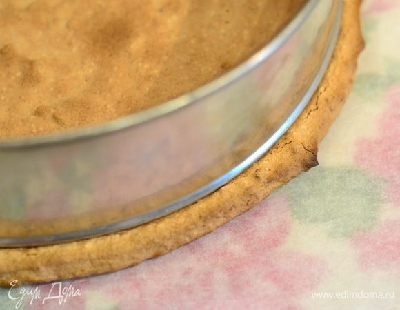 Сборка тортика. Так как при выпечке корж немного увеличился в размере, его нужно выровнять по форме, в которой будет собираться торт. Просто надавить на корж кольцом от формы и вырезать круг.