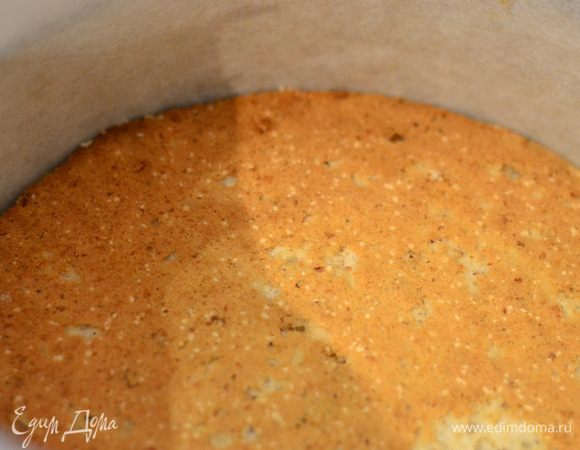 Выложите на дно формы корж. По кругу кольца застелите вырезанными полосками пергамента и склейте их например арахисовой пастой.